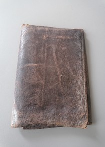 Portefeuille de Szaja Szarfsztejn, lors de son assassinat, qui comprenait des photographies de sa fille ainsi que la dernière lettre de son épouse.