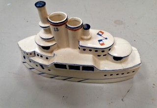 Boîte en porcelaine en forme de bateau réalisée par un prisonnier de guerre