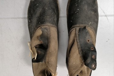 Paire de galoches portées par Georges Branland en déportation à Bergen-Belsen